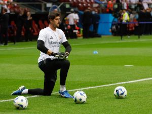 Real Madrid's Belgian goalkeeper Thibaut Courtois warms up prior to the UEFA Super Cup football match between Real Madrid and Atalanta BC in Warsaw on August 14, 2024. (Photo by Wojtek RADWANSKI / AFP)