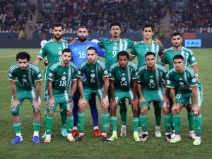 Algeria's team pose for a team photo ahead of the Africa Cup of Nations (CAN) 2024 group D football match between Mauritania and Algeria at Stade de la Paix in Bouake on January 23, 2024. (Photo by Kenzo TRIBOUILLARD / AFP)