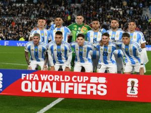 Argentina players pose for a picture before the 2026 FIFA World Cup South American qualifiers football match between Argentina and Chile at the Mas Monumental stadium in Buenos Aires on September 5, 2024. (Photo by Luis ROBAYO / AFP)