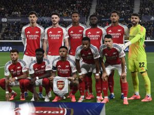 pose for a team photo prior to the UEFA Champions League 1st round day 1 football match between Atalanta Bergamo and Arsenal at the Atleti Azzurri d'Italia stadium in Bergamo on September 19, 2024. (Photo by Isabella BONOTTO / AFP)