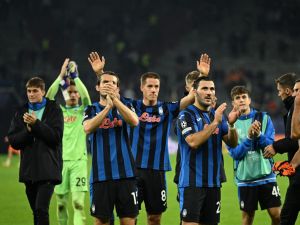 Atalanta's players Atalanta's Bosnian defender #23 Sead Kolasinac (4R), Atalanta's Croatian midfielder #08 Mario Pasalic (C), Atalanta's Dutch midfielder #15 Marten de Roon (3L) and team mates celebrate at the end of the UEFA Champions League football match between FC Shakhtar Donetsk and Atalanta Bergamo in Gelsenkirchen, western Germany on October 2, 2024. Atalanta won the match 3-0. (Photo by INA FASSBENDER / AFP)