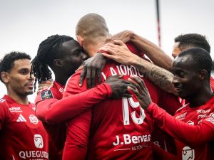 Brest's French forward #19 Ludovic Ajorque (C) celebrates with teammates after scoring his team's first goal during the French L1 football match Stade Brestois vs Le Havre AC at the Francis Le Ble stadium in Brest, western France, on October 6, 2024. (Photo by Loic VENANCE / AFP)