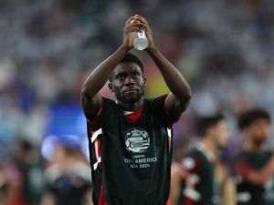 Alphonso Davies of Canada acknowledges the fans after the CONMEBOL Copa America 2024 semifinal match between Canada and Argentina at MetLife Stadium on July 09, 2024 in East Rutherford, New Jersey. Elsa/Getty Images/AFP (Photo by ELSA / GETTY IMAGES NORTH AMERICA / Getty Images via AFP)