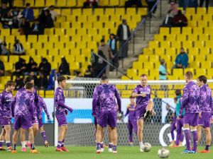 Fiorentina's players warm up ahead of the Italian Super Cup semi final football match between Napoli and Fiorentina at Al-Awwal Park Stadium in Riyadh, on January 18, 2024. (Photo by AFP)