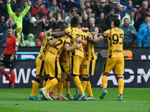 Inter Milan's Italian midfielder #16 Davide Frattesi celebrates with teammates after scoring a goal during the Italian Serie A football match between Udinese and Inter Milan at the Bluenergy Friuli Stadium, in Udine on September 28, 2024. (Photo by ANDREA PATTARO / AFP)