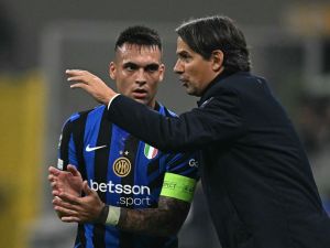 Inter Milan's Argentine forward #10 Lautaro Martinez listens to Inter Milan's Italian coach Simone Inzaghi during the Champions League football match between Inter Milan and Red Star Belgrade (Crvena zvezda) at the San Siro stadium in Milan on October 1, 2024. (Photo by Gabriel BOUYS / AFP)