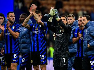 Inter Milan's players applaud at the end of the Italian Serie A football match between Inter Milan and Torino at San Siro Stadium in Milan on October 5, 2024. (Photo by Piero CRUCIATTI / AFP)
