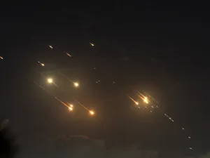 عدد كبير من الصواريخ وهي تتجه نحو "تل أبيب"