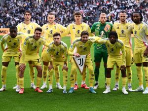 Juventus’ players pose for a team photo before the start of the Italian Serie A football match between Juventus and Cagliari at the Allianz stadium in Turin on October 6, 2024. (Photo by MARCO BERTORELLO / AFP)
