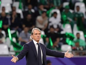 Saudi Arabia's Italian coach Roberto Mancini gestures to his players from the touchline during the Qatar 2023 AFC Asian Cup Group F football match between Saudi Arabia and Thailand at Education City Stadium in al-Rayyan, west of Doha, on January 25, 2024. (Photo by Giuseppe CACACE / AFP)