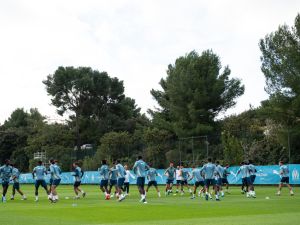 Olympique de Marseille (OM) players run during a training session at Robert Louis-Dreyfus Training Centre in northern Marseille ahead of the French L1 football match against Paris Saint-Germain (PSG) on October 25, 2024. (Photo by MIGUEL MEDINA / AFP)