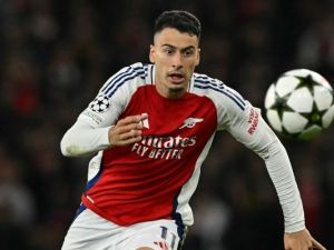 Arsenal's Brazilian midfielder #11 Gabriel Martinelli chases the ball during the UEFA Champions League football match between Arsenal and Paris Saint-Germain (PSG) at the Emirates Stadium in north London on October 1, 2024. (Photo by Glyn KIRK / AFP)