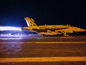 الطيران الأمريكي والبريطاني شن 12 غارة في اليمن