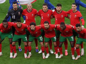 Portugal's players pose for a team picture before the start of the UEFA Euro 2024 quarter-final football match between Portugal and France at the Volksparkstadion in Hamburg on July 5, 2024. (Photo by Ronny HARTMANN / AFP)