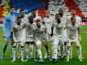 Real Madrid players pose for a team photo before the Spanish league football match between Club Atletico de Madrid and Real Madrid CF at the Metropolitano stadium in Madrid on September 29, 2024. (Photo by OSCAR DEL POZO / AFP)