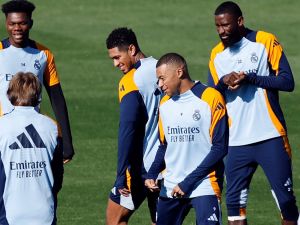 Real Madrid's French forward #09 Kylian Mbappe (C) attends a training session at the club's training facilities of Valdebebas, in the outskirt of Madrid, on October 18, 2024. Real Madrid fans rallied around star striker Kylian Mbappe on October 17 as the France captain battles a media frenzy linking him to a rape investigation in Sweden. (Photo by OSCAR DEL POZO / AFP)