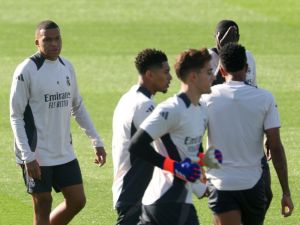 Real Madrid's French forward #09 Kylian Mbappe (L) attends a training session at the Valdebebas training ground in Madrid om October 21, 2024 on the eve of the UEFA Champions League, league phase day 3 football match between Real Madrid CF and Borussia Dortmund. (Photo by Pierre-Philippe MARCOU / AFP)