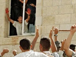ارتبط اسم صالحة بصورة شهيرة له وهو يرفع كفيه المخضبتين بالدماء