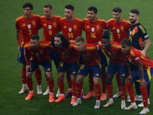 Spain players pose for a picture during the UEFA Euro 2024 final football match between Spain and England at the Olympiastadion in Berlin on July 14, 2024. (Photo by Odd ANDERSEN / AFP)