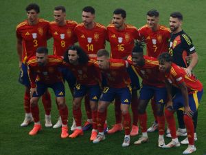 Spain players pose for a picture during the UEFA Euro 2024 final football match between Spain and England at the Olympiastadion in Berlin on July 14, 2024. (Photo by Odd ANDERSEN / AFP)