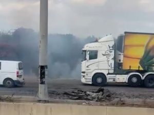 سقوط صاروخ على أحد شوارع ضواحي "تل أبيب"