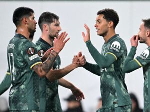 Tottenham Hotspur's Welsh striker #22 Brennan Johnson (C) celebrates with teammates after scoring the 2-0 goal during the UEFA Europa League football match between Ferencvarosi TC and Tottenham Hotspur in Budapest on October 3, 2024. (Photo by Attila KISBENEDEK / AFP)