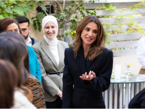 الملكة رانيا تلتقي سيدات من جمعية نادي صاحبات الأعمال والمهن وأحد المشاريع المستفيدة من برامج الجمعية