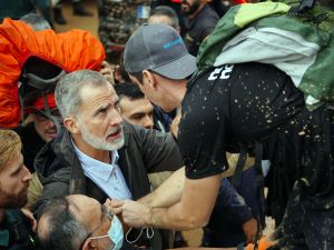 Spanish king met with anger, Mud thrown during visit to flood-stricken town