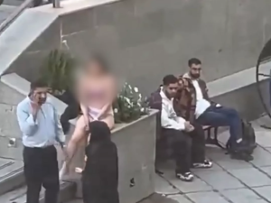 طالبة إيرانية تخلع ملابسها احتجاجًا على قوانين الحجاب في جامعة بطهران