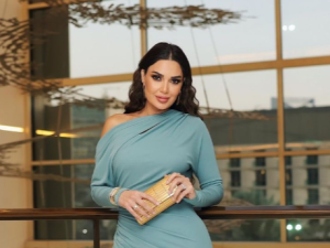 سيرين عبد النور تضج أنوثة بإطلالتها في عرض إيلي صعب في موسم الرياض 