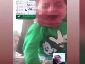 فيديو صادم من إزمير: أب يهدد زوجته عبر مكالمة فيديو ويعنف طفليه بالسكاكين