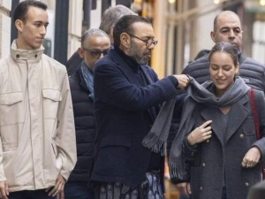 ملك المغرب يتألق بعفويته في شوارع باريس برفقة الأمير الحسن والأميرة لالة خديجة