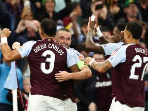 Aston Villa's Scottish midfielder #07 John McGinn (2nd L) celebrates with teammates after scoring his team first goal during the UEFA Champions League football match between Aston Villa and Bologna at Villa Park in Birmingham, central England on October 22, 2024. (Photo by Darren Staples / AFP)