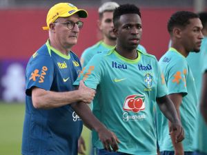 Brazil’s coach Dorival Junior (L) gives instructions to Vinicius Junior as they take part in a training session of the Brazil national football team at the Manuel Barradas stadium in Salvador, Bahia State, Brazil, on November 17, 2024, ahead of the 2026 FIFA World Cup qualifier football match against Uruguay. (Photo by Nelson ALMEIDA / AFP)