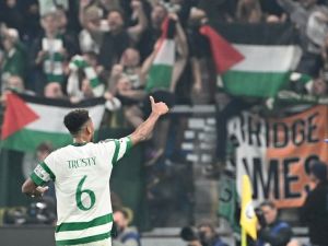 Celtic's US defender #06 Auston Trusty waves to supporters at the end of the Champions League football match between Atalanta and Celtic at the Gewiss Stadium in Bergamo, on October 23, 2024. (Photo by Isabella BONOTTO / AFP)