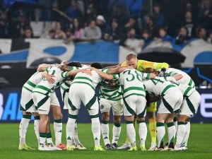 Celtic players gather before the Champions League football match between Atalanta and Celtic at the Gewiss Stadium in Bergamo, on October 23, 2024. (Photo by Isabella BONOTTO / AFP)