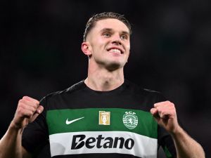 Sporting Lisbon's Swedish forward #09 Viktor Gyokeres celebrates scoring his fourth goal during the Portuguese League football match between Sporting CP and CF Estrela da Amadora at the Jose Alvalade stadium in Lisbon, on November 1, 2024. (Photo by PATRICIA DE MELO MOREIRA / AFP)