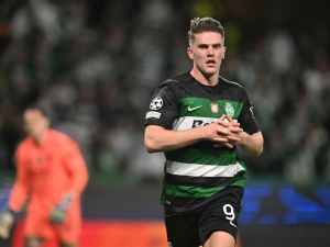 Sporting Lisbon's Swedish forward #09 Viktor Gyokeres celebrates scoring his team's first goal during the UEFA Champions League, league phase day 4 football match between Sporting Lisbon and Manchester City at the Jose Alvalade stadium in Lisbon on November 5, 2024. (Photo by PATRICIA DE MELO MOREIRA / AFP)