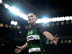 Sporting Lisbon's Swedish forward #09 Viktor Gyokeres celebrates scoring his fourth goal during the Portuguese League football match between Sporting CP and CF Estrela da Amadora at the Jose Alvalade stadium in Lisbon, on November 1, 2024. (Photo by Patricia DE MELO MOREIRA / AFP)