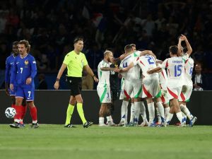 Italy's players celebrate the third goal during the UEFA Nations League Group A2 football match between France and Italy at the Parc des Princes in Paris on September 6, 2024. (Photo by Franck FIFE / AFP)