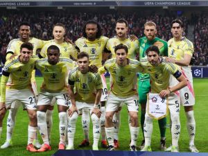 Juventus' players pose ahead of the UEFA Champions League, League phase - Matchday 4 football match between Lille OSC (LOSC) and Juventus FC, at Stade Pierre Mauroy, in Villeneuve d'Ascq, northern France, on November 5, 2024. (Photo by Francois LO PRESTI / AFP)