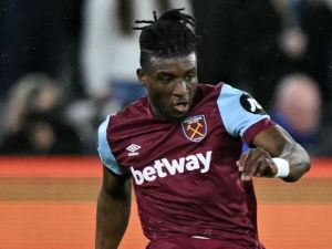West Ham United's Ghanaian midfielder #14 Mohammed Kudus (L) passes the ball during the UEFA Europa League quarter-final second leg football match between West Ham United and Bayer Leverkusen at The London Stadium in east London on April 18, 2024. (Photo by Ben Stansall / AFP)