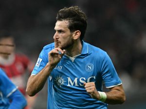 Napoli's Georgian forward #77 Khvicha Kvaratskhelia celebrates scoring his team's second goal, during the Italian Serie A football match Ac Milan vs Napoli at San Siro Meazza stadium in Milan on October 29, 2024. (Photo by Gabriel BOUYS / AFP)