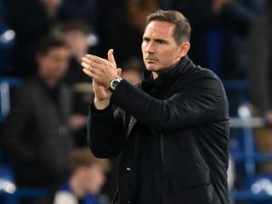 Chelsea's English caretaker manager Frank Lampard applauds the fans following the Champions League quarter-final second-leg football match between Chelsea and Real Madrid at Stamford Bridge in London on April 18, 2023. Real Madrid won the match 2-0. (Photo by Glyn KIRK / IKIMAGES / AFP)