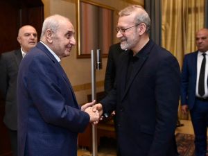 علي لاريجاني، المستشار الأول للمرشد الإيراني علي خامنئي، يصافح رئيس مجلس النواب اللبناني نبيه بري