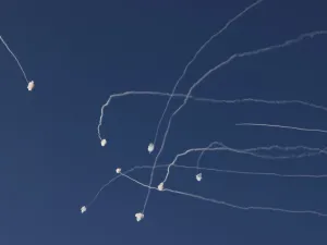 حزب الله ينفذ سلسلة من الهجمات الصاروخية