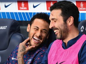 Paris Saint-Germain's Brazilian forward Neymar (L) and Paris Saint-Germain's Italian goalkeeper Gianluigi Buffon react prior to the French L1 football match between Paris Saint-Germain (PSG) and Monaco (ASM) on April 21, 2019 at the Parc des Princes stadium in Paris. / AFP / FRANCK FIFE
