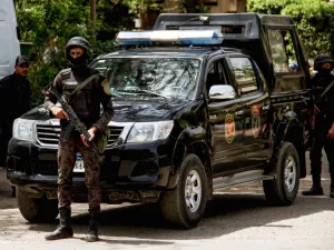  الفتاة سقطت من الطابق الثامن وعليها آثار طعنات
