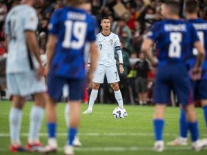 Portugal's forward #07 Cristiano Ronaldo prepares to take a free-kick during the UEFA Nations League group A football match between Portugal and Croatia at the Luz stadium in Lisbon on September 5, 2024. (Photo by Patricia DE MELO MOREIRA / AFP)