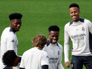 Real Madrid's Brazilian forward Vinicius Junior (C) laughs in front of Real Madrid's Croatian midfielder Luka Modric (CL) and other teammates during a training session on the eve of their UEFA Champions League football match against AC Milan at the club's training facilities of Valdebebas, in the outskirt of Madrid, on November 04, 2024. (Photo by OSCAR DEL POZO / AFP)
